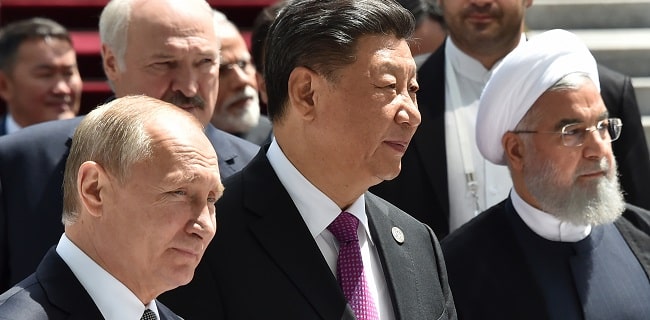 Stok Menumpuk di Laut, Rusia dan Iran Turunkan Harga Minyak untuk Rebut Pasar China